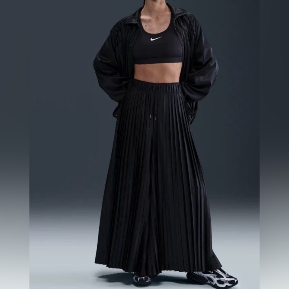 Nike Women's Elegant Black Wide Leg Pants women’s medium